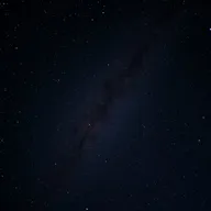 Bir astronot, uzay gemisinin dışında, kaskı olmadan havada süzülüyor