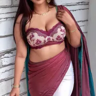 Indian saree girl with big cleavege bis ass and sleek waist