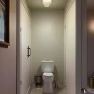 An optimized and well-appointed bathroom with a toilet that fits neatly within a 5.5x6.5 feet area.