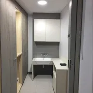 Decóralo con un estilo minimalista y limpio, para que se mantenga ordenado. Es para dos universitarias