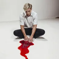 El charco de sangre desciende para convertirse en el aura de un villano que tiene como colores principales el azul y el negro